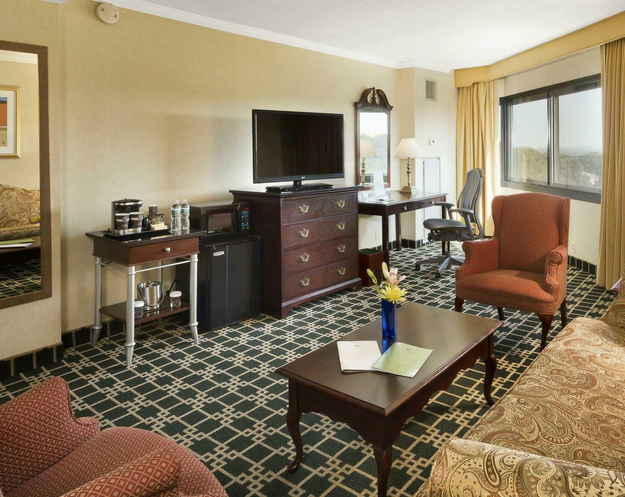 Doubletree By Hilton Fort Lee/George Washington Bridge Exterior photo